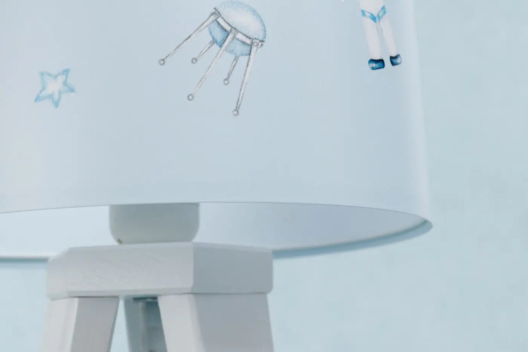 Lampe de table avec abat-jour blanc décoré de méduses et étoiles bleu enfant cosmique bleu aux motifs doux