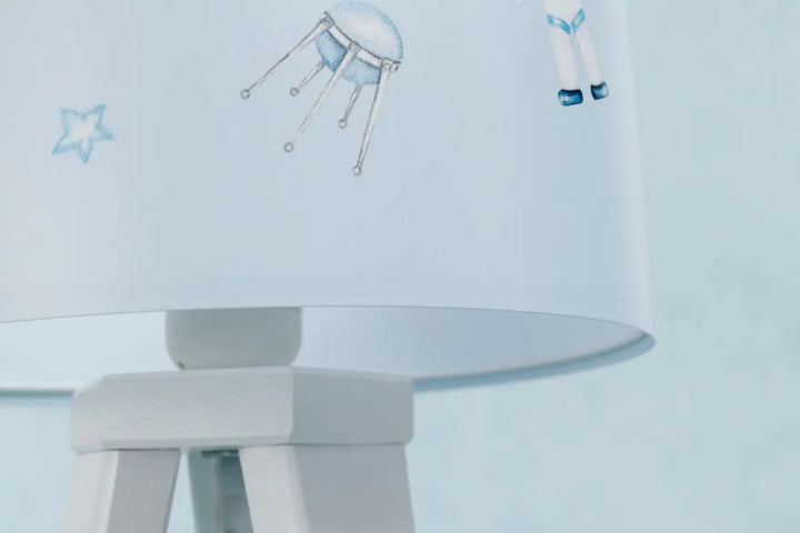 Lampe de table avec abat-jour blanc décoré de méduses et étoiles bleu enfant cosmique bleu aux motifs doux