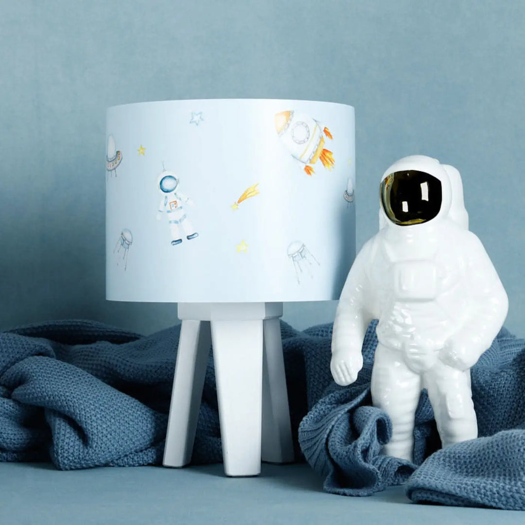 Lampe de table blanche cosmique bleu enfant avec illustrations astronautes colorées sur pied trépied assorti
