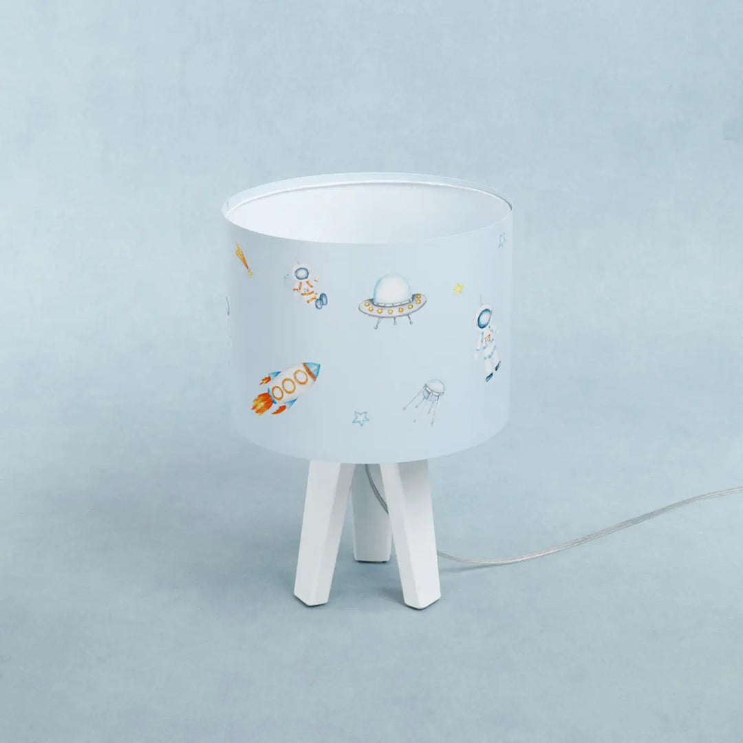 Lampe de table sweet dreams avec abat-jour cylindrique blanc et illustrations spatiales colorées sur pieds blanc cosmique bleu enfant