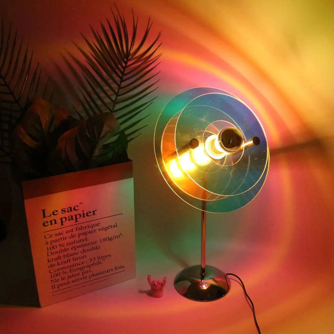 Lampe de table zyna avec abat-jour en verre translucide multicouche réfractant la lumière en teintes arc-en-ciel