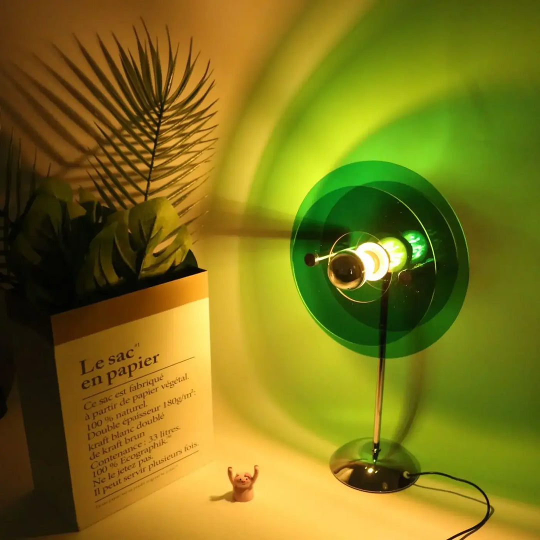 Lampe de table zyna en verre vert avec base et tige métalliques élégantes proposée dans le shop