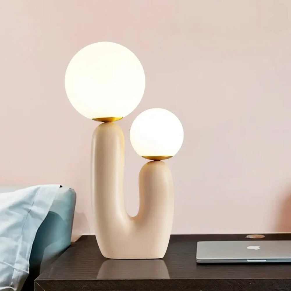 Lampe de table tsilo en céramique crème avec deux globes en verre lumineux et accents dorés sont-elles incluses piles sont-elles nécessaires