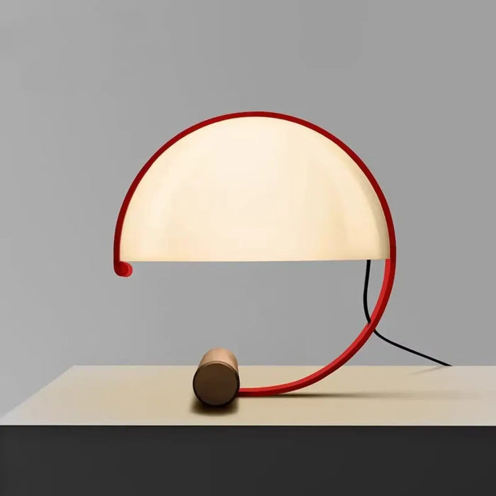 Lampe de table arcena demi lune aux courbes rouge avec abat-jour en verre dépoli et base en bois