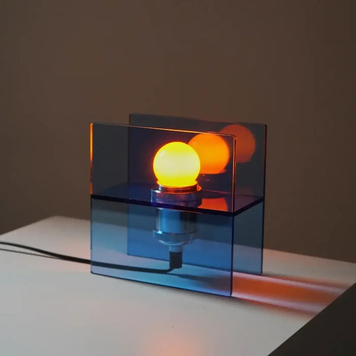 Lampe de chevet anura moderne avec lumière douce ambre et panneaux acryliques bleus pour esthétique contemporaine