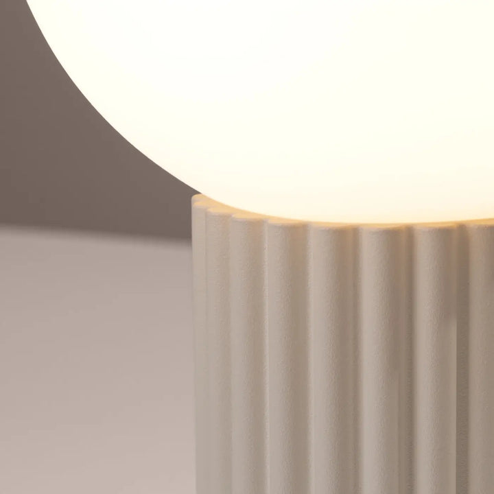 Lampe halo beige avec base cannelée crème et abat-jour sphérique en verre laiteux version suspension possible