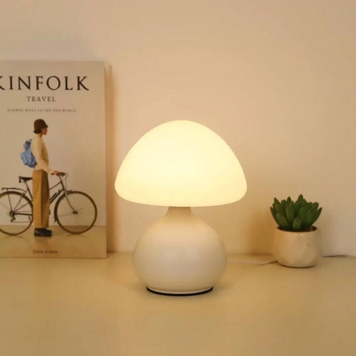 Lampe de table nivys en design champignon blanc doux avec dôme arrondi et base bulbée en matériau lisse