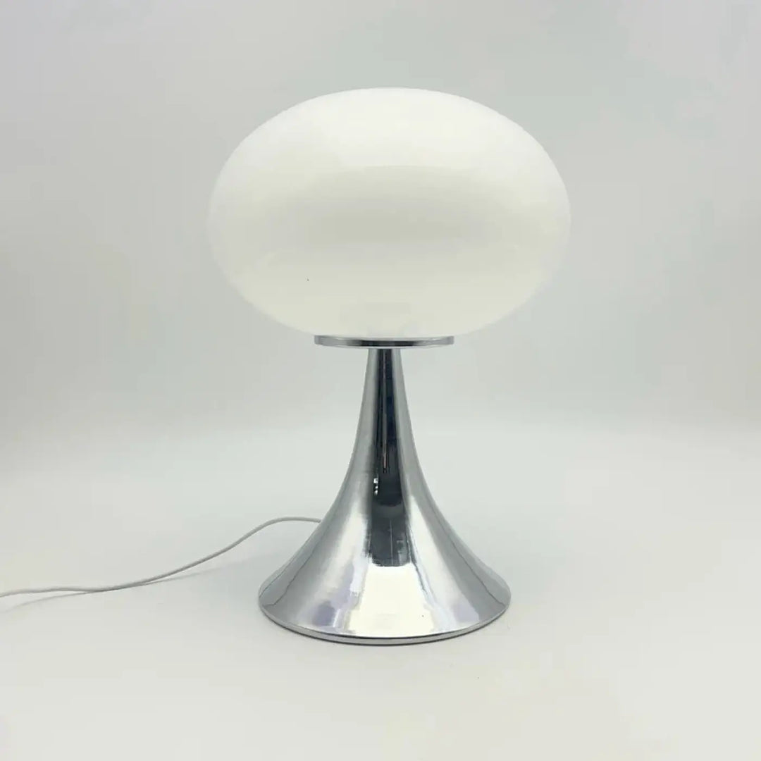 Lampe de table nuacre avec pied chromé et globe en verre blanc opaque design champignon élégant