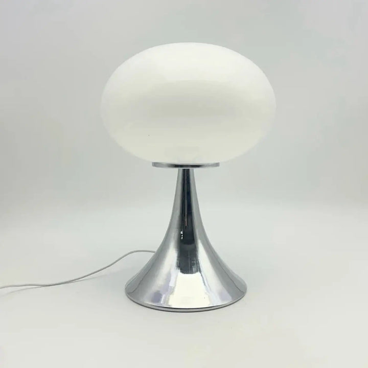 Lampe de table nuacre avec pied chromé et globe en verre blanc opaque design champignon élégant