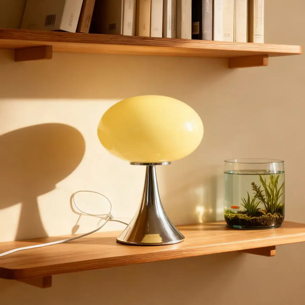 Lampe de table nuacre avec pied chromé et abat-jour en verre jaune translucide design champignon orange