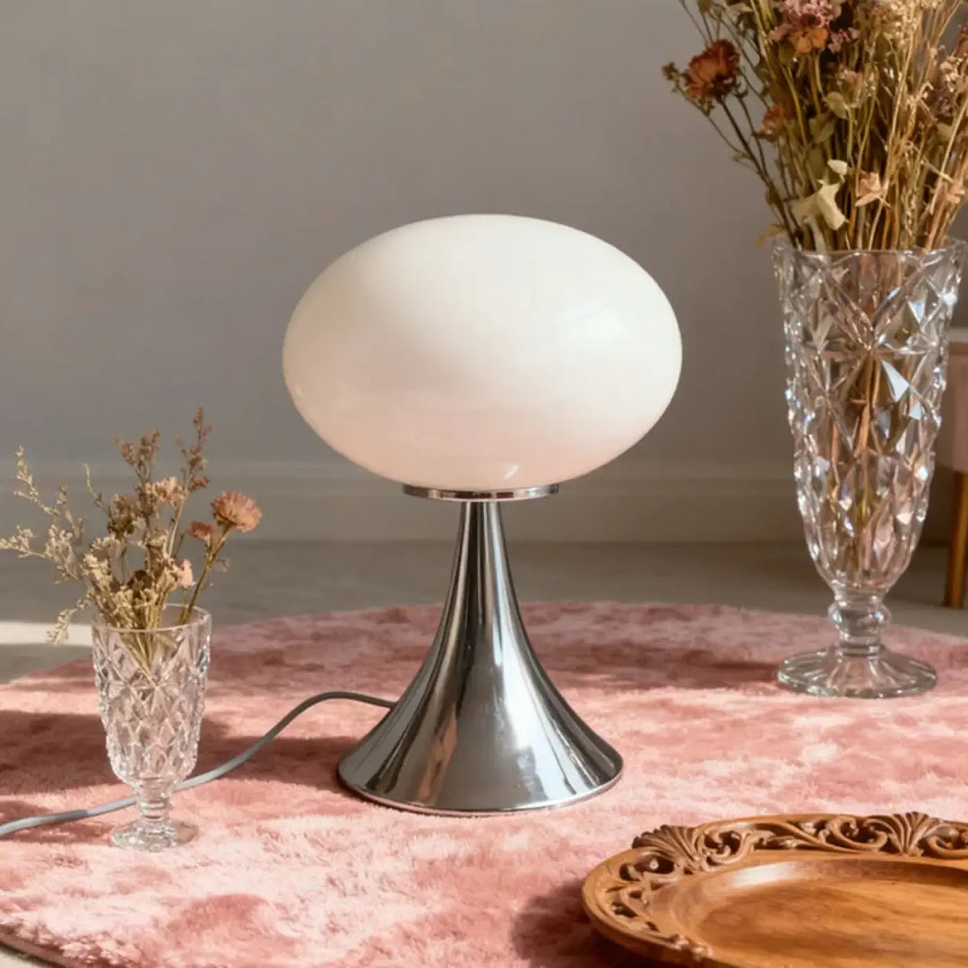 Lampe de table nuacre en verre blanc ovale avec pied chromé moderne pour un design champignon élégant