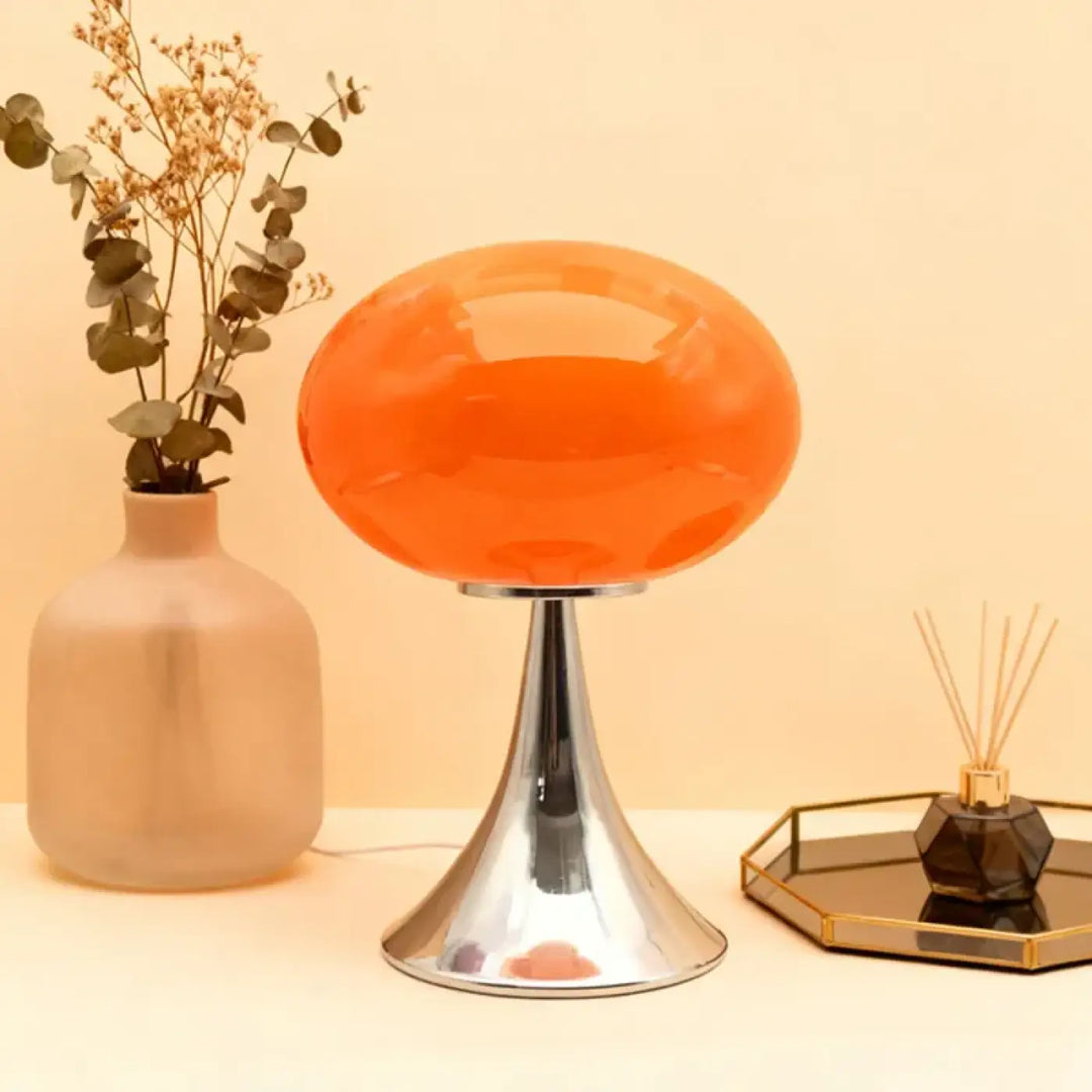 Lampe de table nuacre en verre orange brillant avec pied chromé et design champignon orange élégant