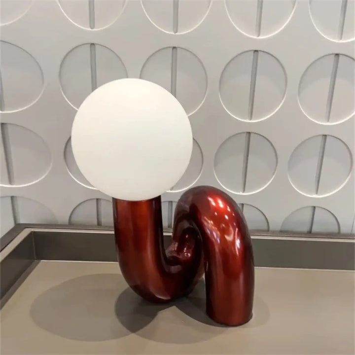 Lampe de table yeimy avec base u rouge brillante et abat-jour sphérique blanc pour décoration intérieure chic