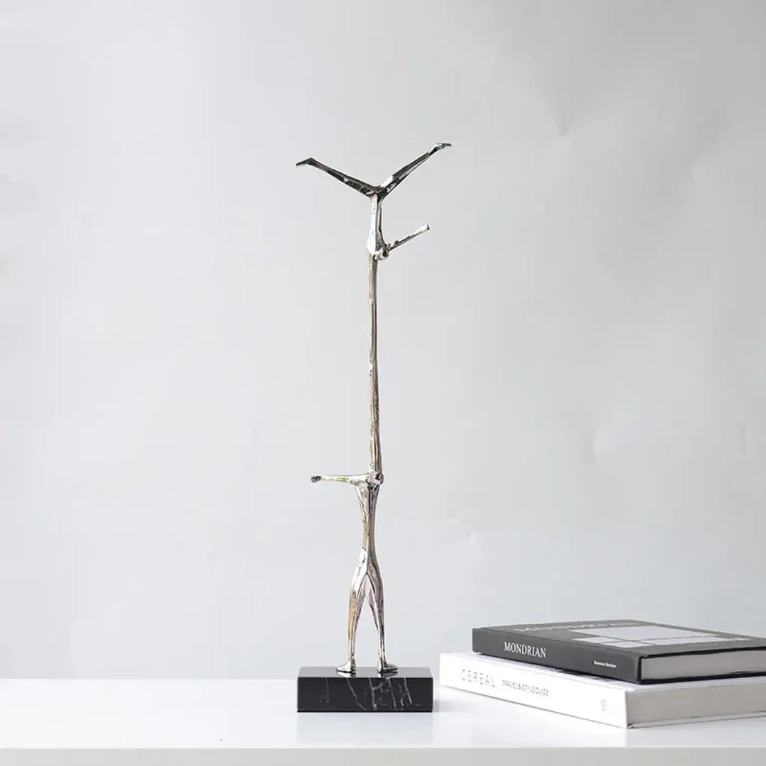 Lampe de table design minimaliste sculpture humaine dorée moderne