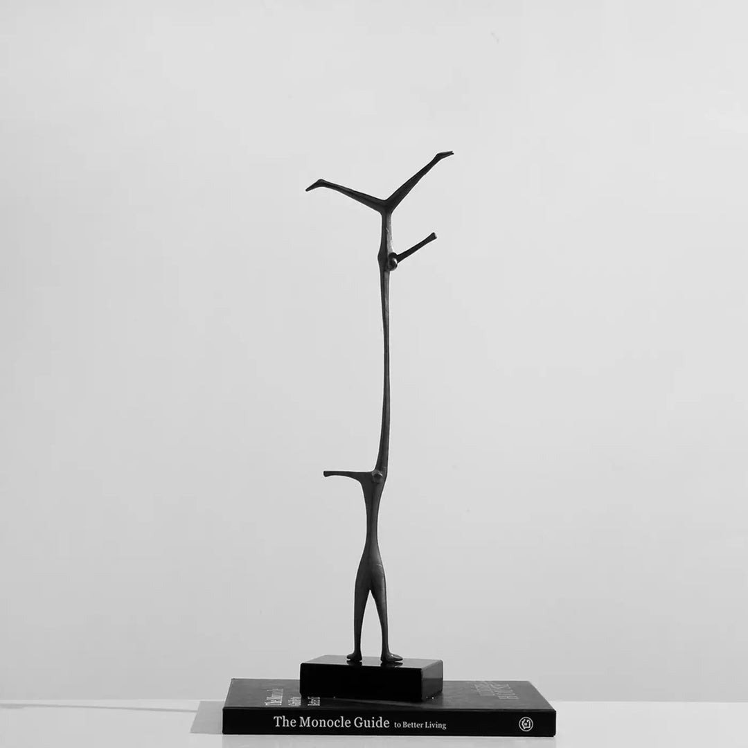 Lampe de table design minimaliste sculpture humaine dorée moderne