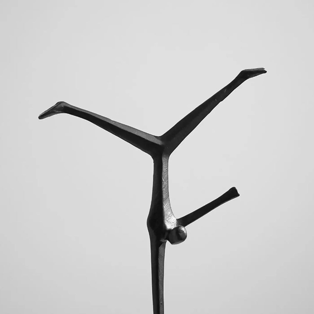 Lampe de table design minimaliste sculpture humaine dorée moderne