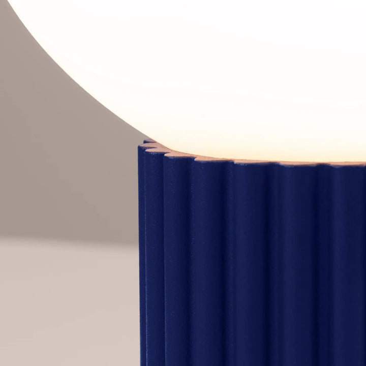 Lampe a poser halo outremer avec base en céramique bleu profond cannelée et abat-jour sphérique blanc doux