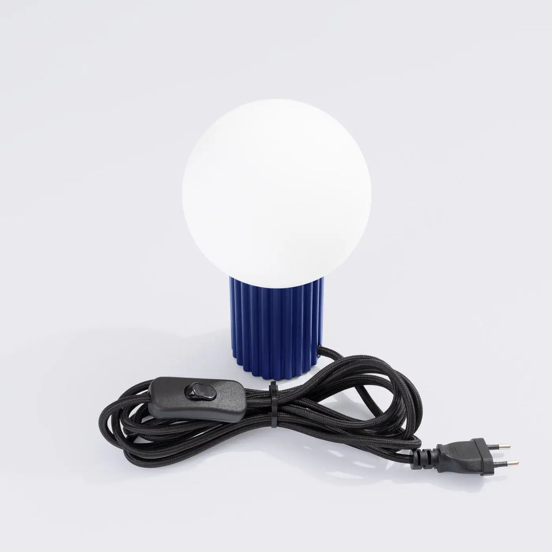 Lampe halo poser halo outremer avec abat-jour sphérique en verre dépoli et base côtelée bleue version suspension possible