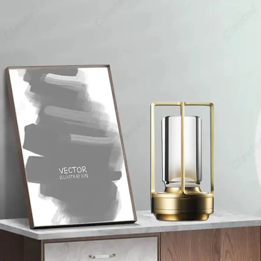 Lampe de table louane en métal doré avec verre clair cylindrique et haut dépoli pour décoration intérieure style lanterne