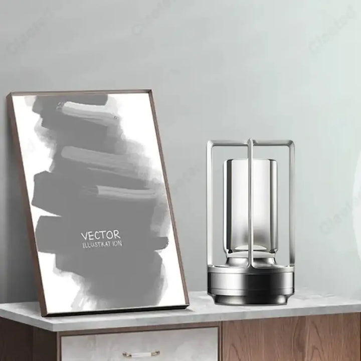 Lampe de table louane en métal argenté moderne avec centre en verre cylindrique et style lanterne pour décoration intérieure