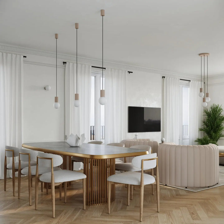 Lampe a poser lampe halo taupe avec table à manger dorée ton sur ton, surface en marbre et base à lames verticales solution pratique