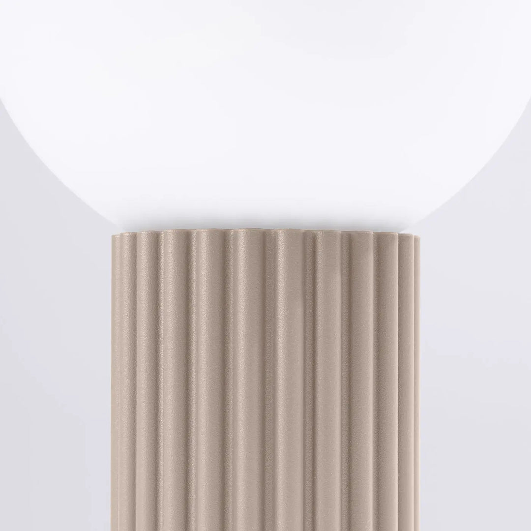 Lampe halo lampe a poser en taupe avec base côtelée beige et abat-jour sphérique blanc solution pratique pour salon