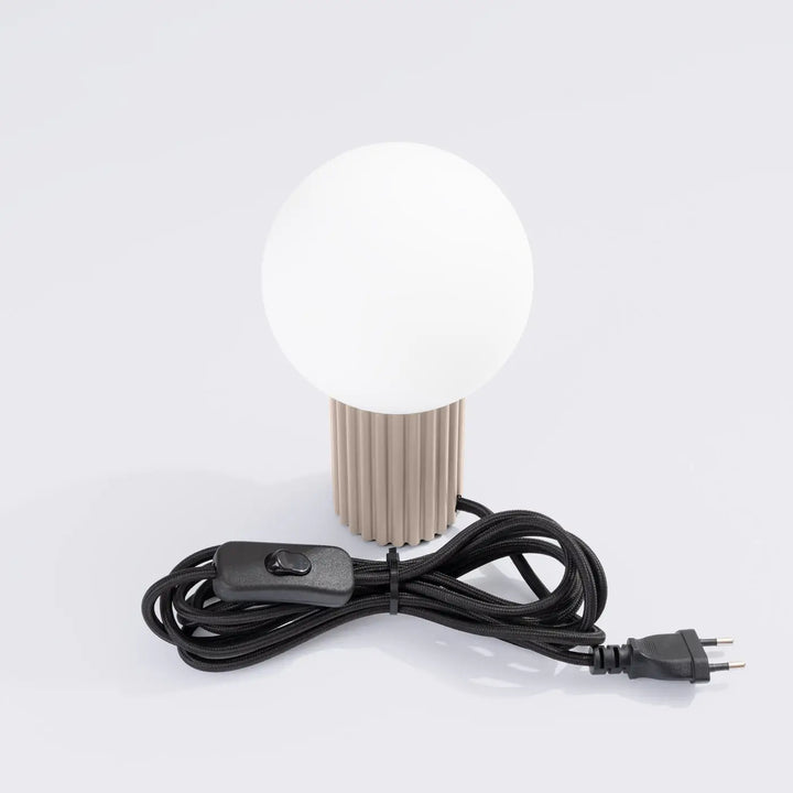 Lampe a poser halo taupe avec abat-jour sphérique en verre dépoli et base en céramique côtelée beige solution pratique