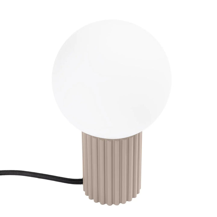 Lampe halo avec abat-jour sphérique en verre dépoli blanc et base en céramique côtelée taupe solution pratique