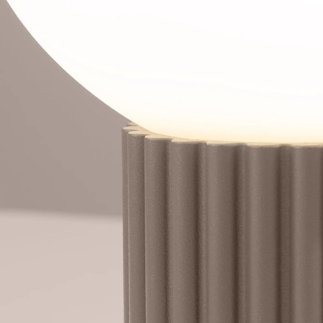 Lampe halo posée avec un globe blanc lumineux et un socle taupe texturé solution pratique pour intérieur moderne