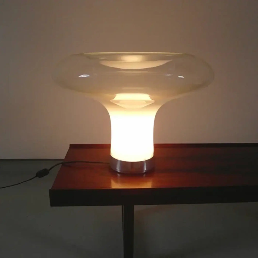 Lampe de table mushia avec verre soufflé et silhouette champignon en design de table chaleureuse et lumineuse