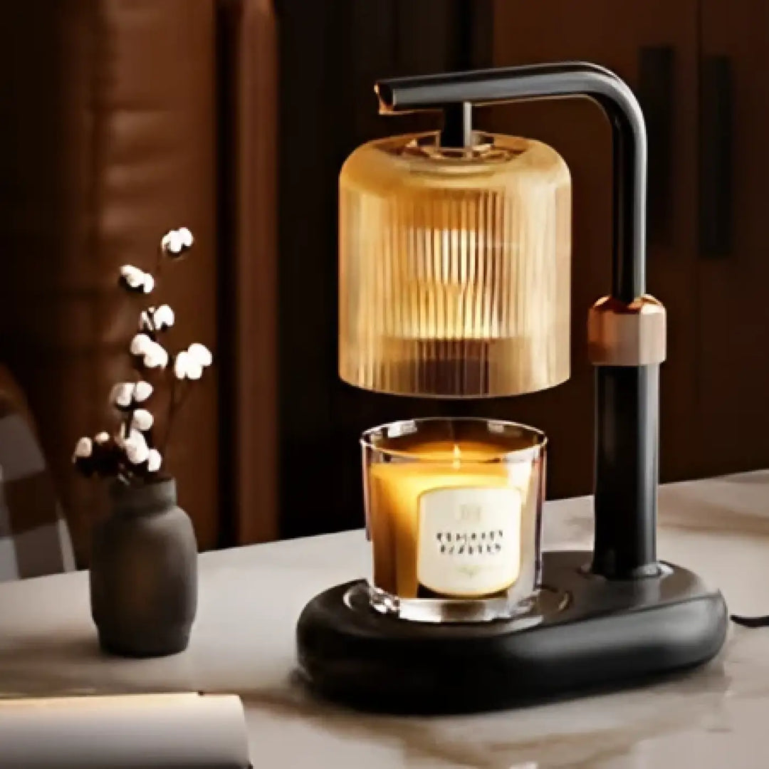 Lampe de table candora avec lumière douce en verre strié doré et base noire en métal pour un table design élégant