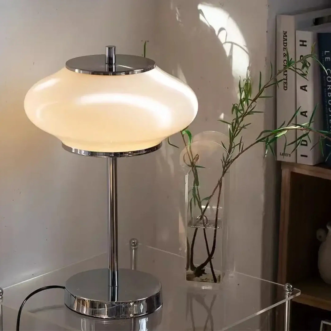 Lampe de table albry en verre blanc opale avec base chrome poli design vintage et table design vintage