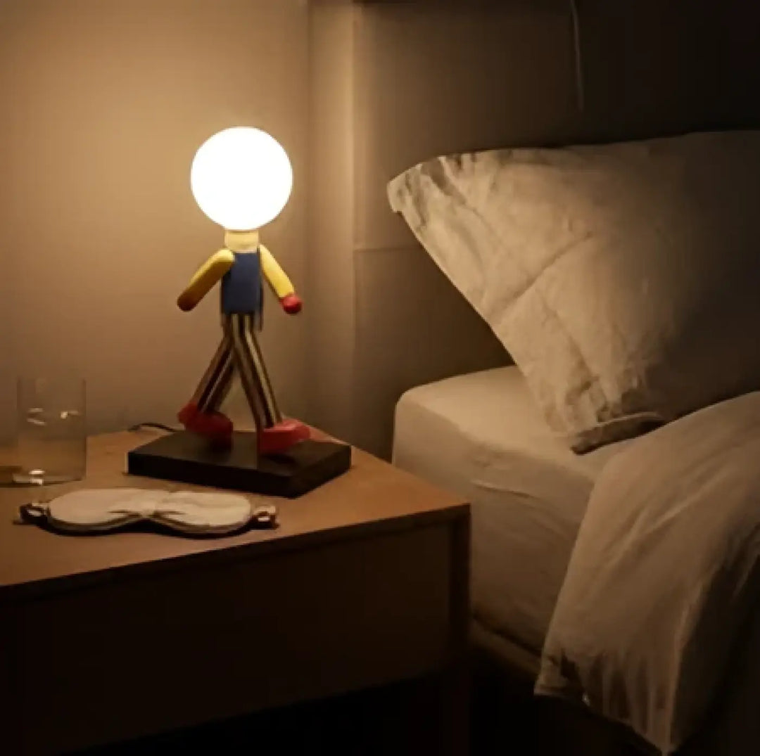 Lampe de table luzio avec figurine colorée et globe lumineux en design moderne pour décoration intérieure élégante