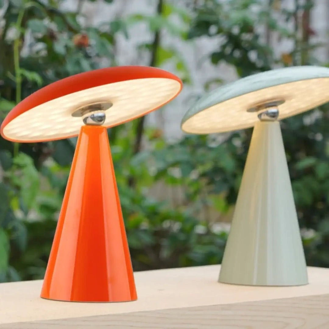 Lampe de table vita avec champignon à l’allure vintage orange et vert pâle aux bases coniques brillantes et abat-jour translucide