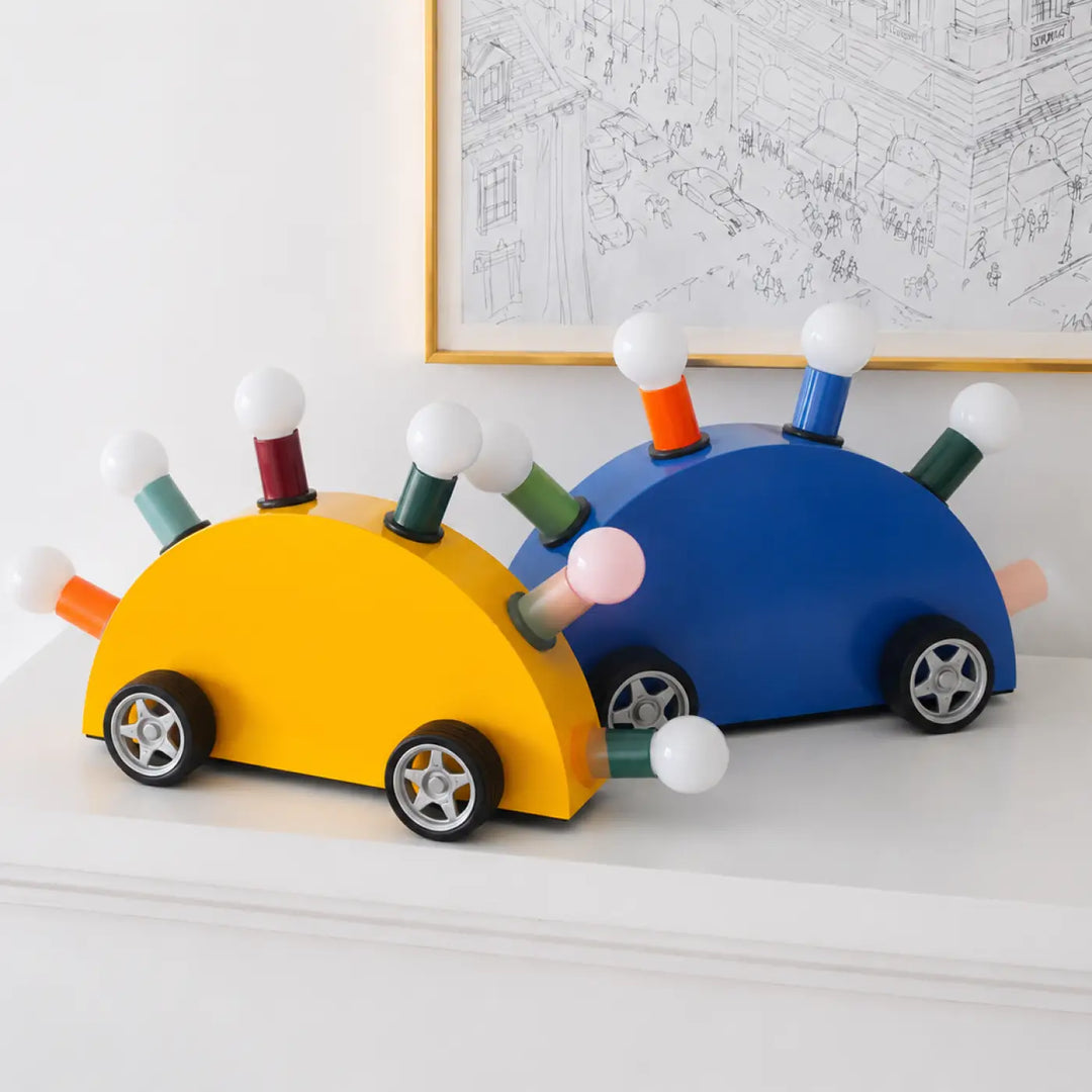 Lampe de table ferra avec voitures jouets jaunes et bleues et ampoules colorées pour décoration intérieure et atmosphère chaleureuse