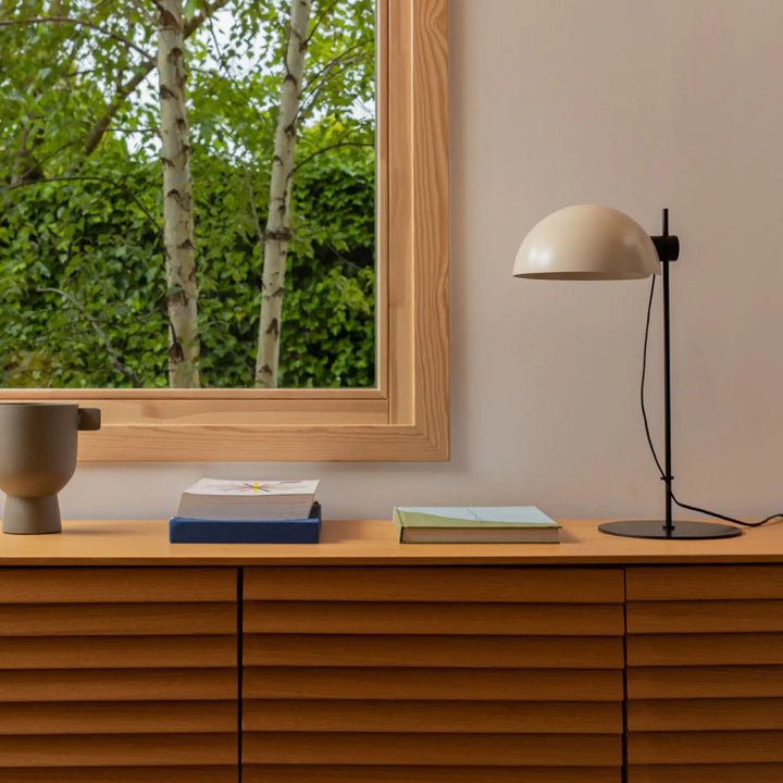 Lampe de table Dominica beige de Faro Barcelona en situation