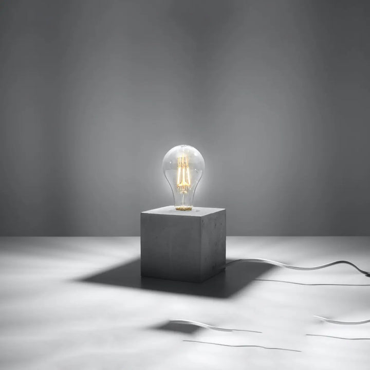 Lampe de table ariz avec ampoule en verre claire et base cube en béton gris mat style loft bureau ariz béton ariz