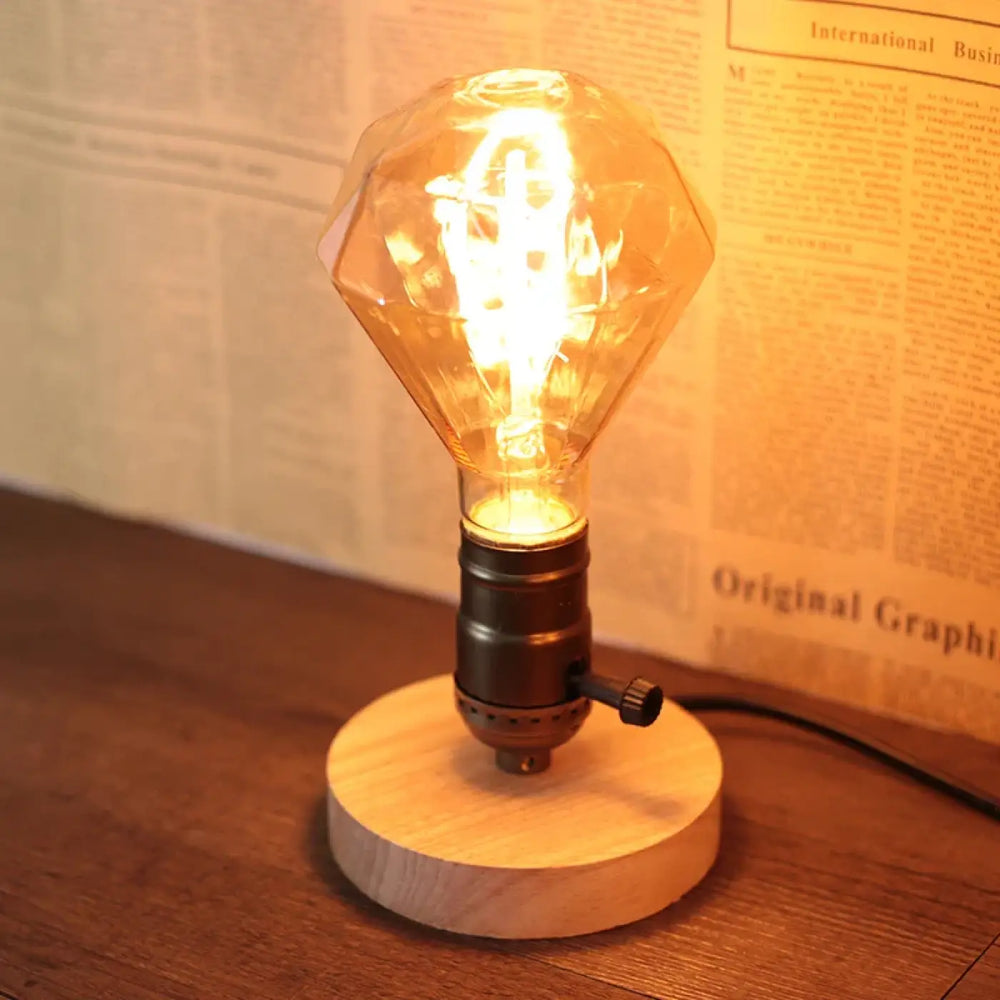 Lampe de table loxia avec ampoule en verre en forme de diamant lumineuse, base en laiton et pied en bois circulaire