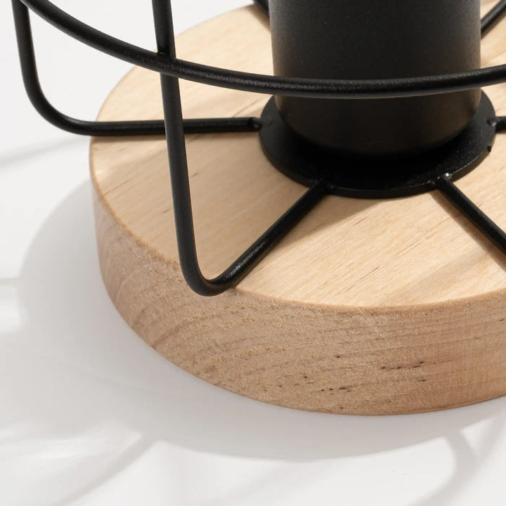 Lampe de table série gotto avec cage en métal noir mat sur base en bois clair style loft pour propositions déclairage