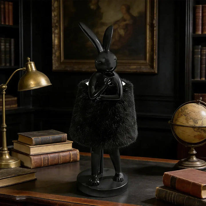 Lampe de table bunello en figurine lapin noire et brillante portant une robe duveteuse noire pour table design lapin