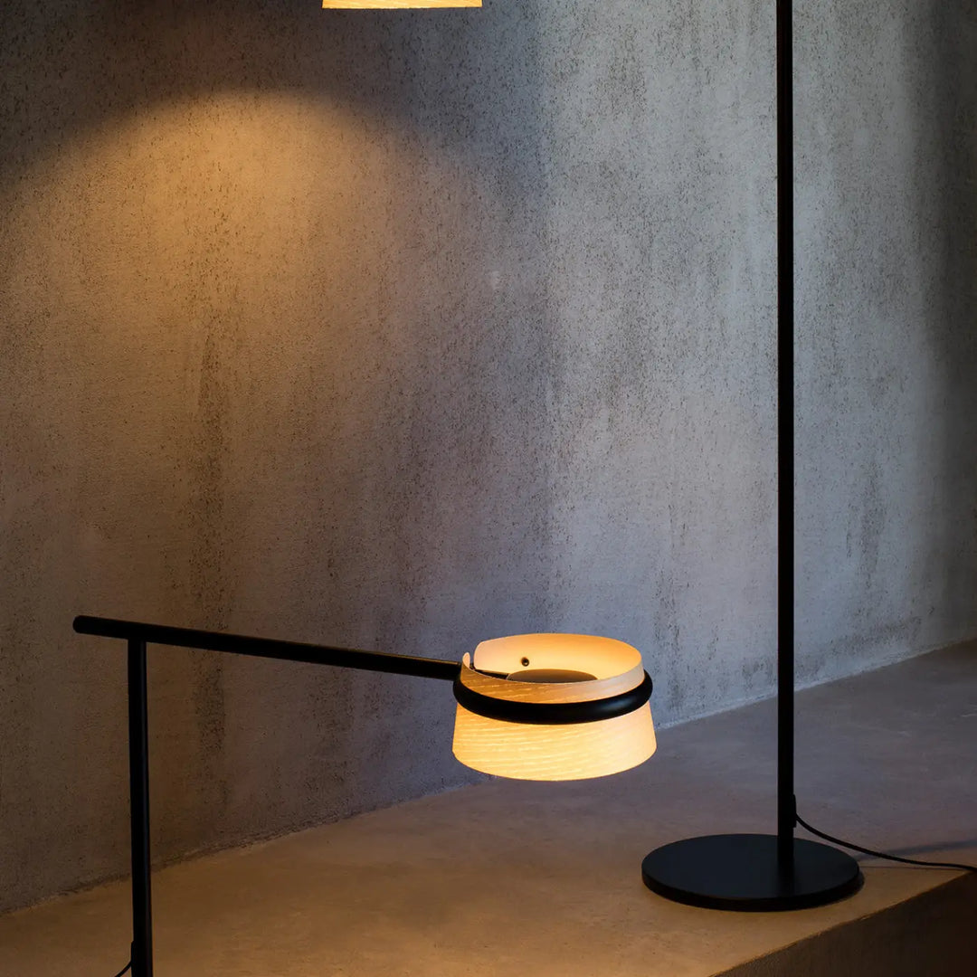 Lampe de table Loop en frêne de Faro Barcelona en situation