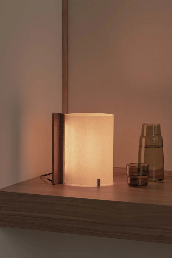 Lampe de table Cata en noyer de Faro Barcelona en situation