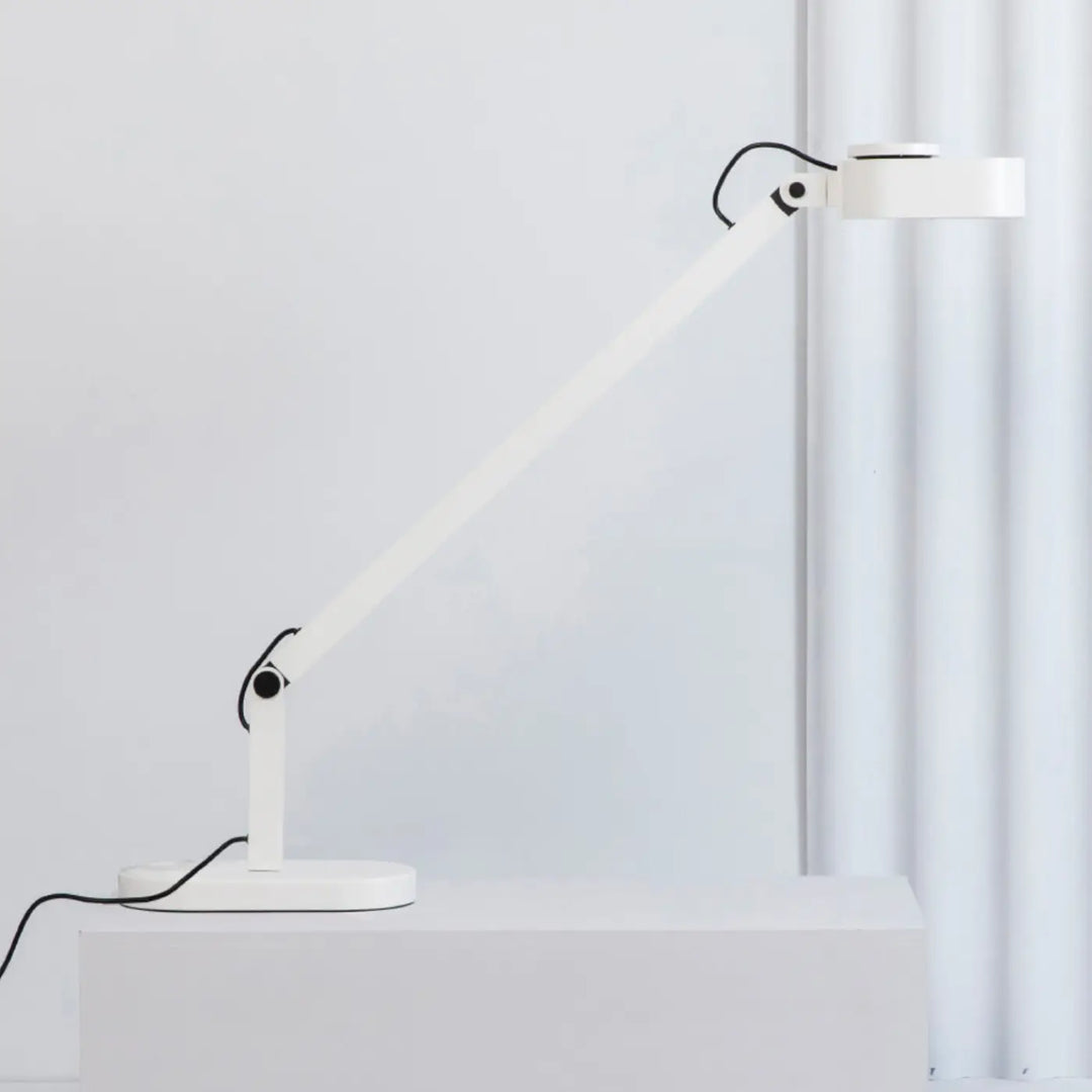 Lampe de table Inviting blanche de Faro Barcelona en situation