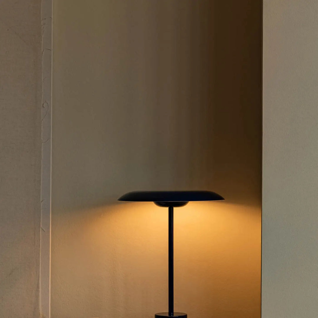 Lampe de table Hoshi bleue en situation