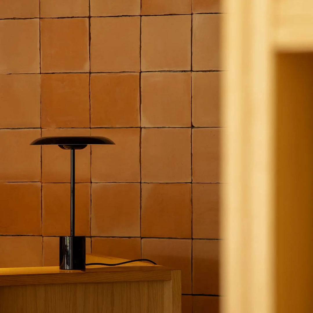 Lampe Hoshi noire dans un intérieur