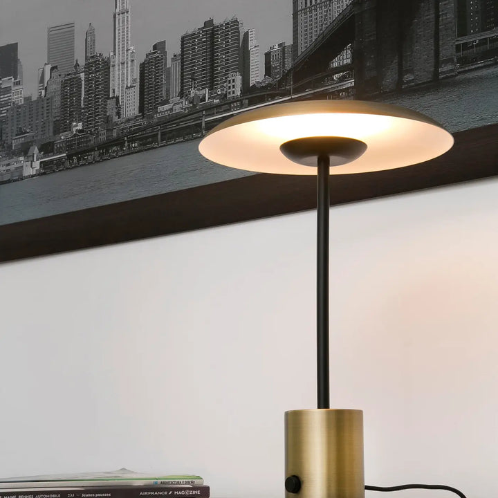 Lampe de table Hoshi or satiné et noir en situation