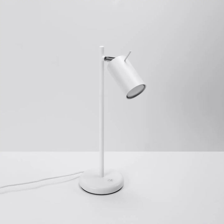 Lampe de table ring blanc minimaliste avec tête cylindrique et finition mate idéale pour bureau design et décoration d’intérieur moderne
