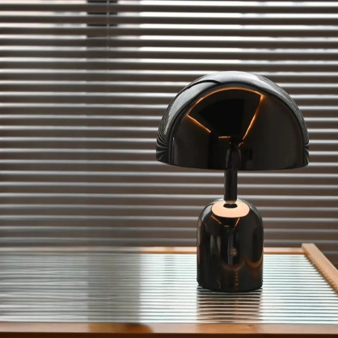 Lampe de table noire en céramique brillante avec abat-jour dome incurvé et base cuivrée pour table moderne à reflets miroir