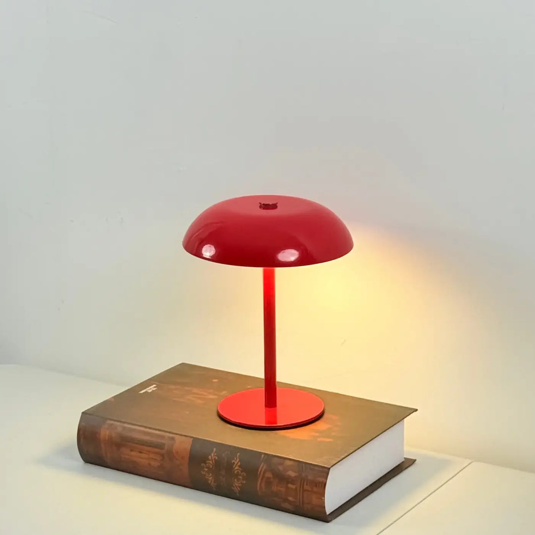 Lampe de table kapel en métal rouge brillant avec silhouette minimaliste et détail participe design table moderne