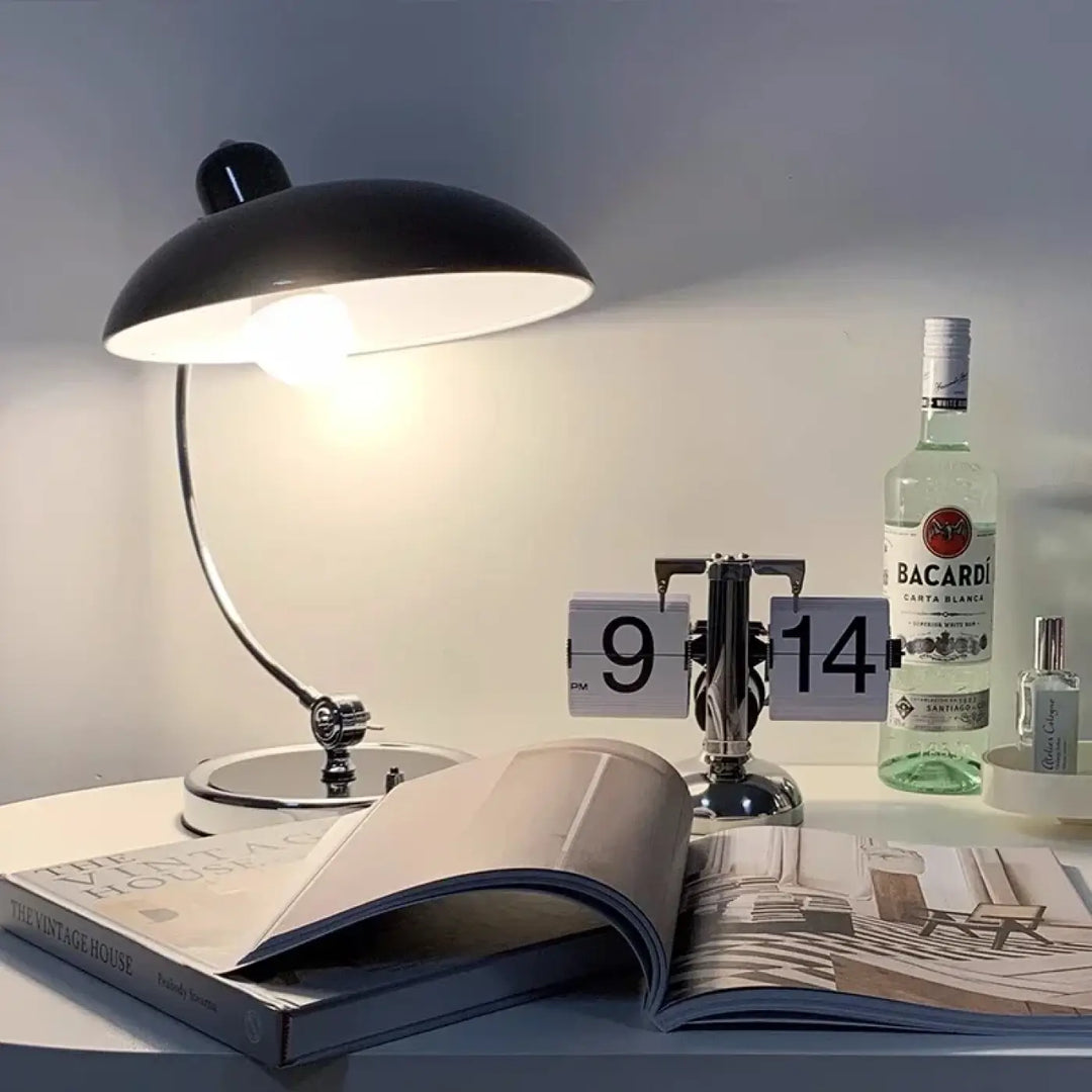 Lampe de table arcane noire en métal avec bras courbé et abat-jour intérieur blanc pour table moderne